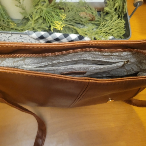 Elegant Brown Leather Shoulder Bag - Picture 6 of 9